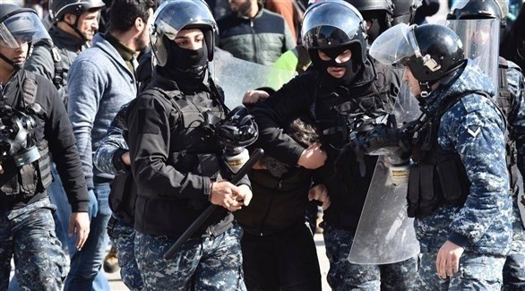 عناصر من الشرطة اللبنانية يعتقلون محتجاً قرب البرلمان في بيروت (مستقبل ويب)