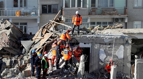 الدفاع المدني التركي بين أنقاض مبنى هدمه زلزال الجمعة (أرشيف)
