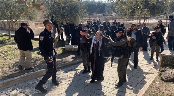 الشرطة الإسرائيلية تعتقل مسنة من باحات الأقصى (24)
