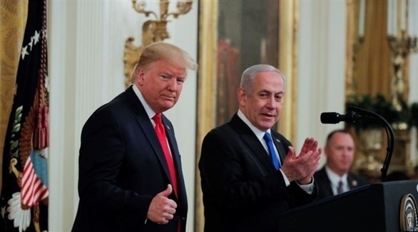 الرئيس الأمريكي دونالد ترامب ورئيس الوزراء الإسرائيلي بنيامين نتانياهو في مؤتمر إعلان صفقة القرن(رويترز)