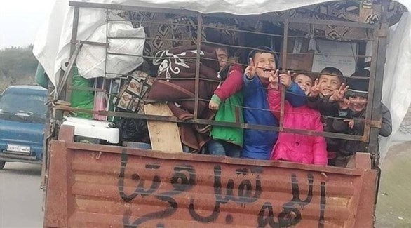 أطفال سوريون في شاحنة تنقلهم نحو الحدود التركية (تويتر)