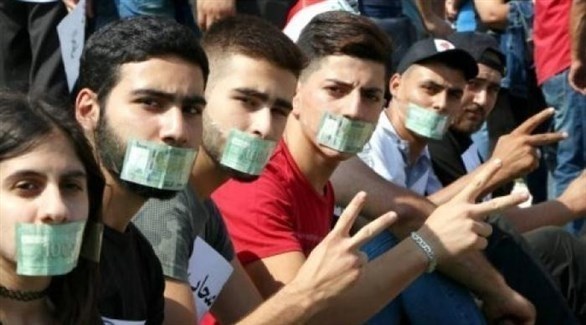 شبان لبنانيون في إحدى المظاهرات (أرشيف)