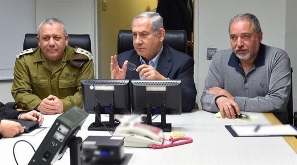 رئيس الوزراء الإسرائيلي بنيامين نتانياهو (وسط) (أرشيف)