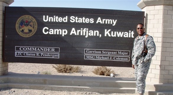 جندي أمريكي أما بوابة معسكر عريفجان في الكويت (أرشيف)