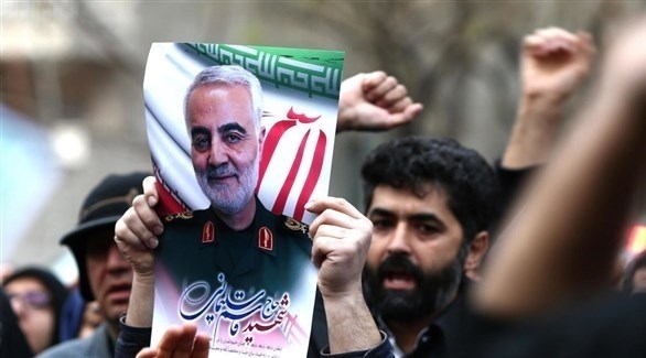 إيراني يرفع صورة قائد فيلق القدس في الحرس الثوري قاسم سليماني (أرشيف)