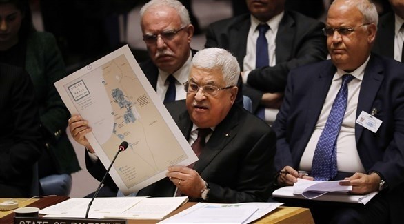 الرئيس الفلسطيني محمود عباس يرفع خريطة فلسطين حسب"صفقة القرن" في مجلس الأمن (أف ب)