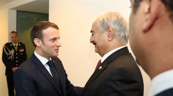 قائد الجيش الليبي المشير خليفة حفتر والرئيس الفرنسي إيمانويل ماكرون (أرشيف)