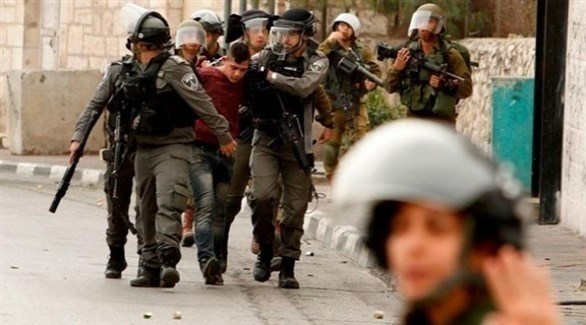 قوات إسرائيلية تعتقل شاباً فلسطينياً (أرشيف)