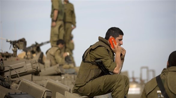 جندي إسرائيلي يتحدث بالهاتف (أرشيف)