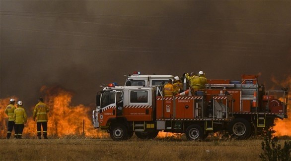 فريق من الدفاع المدني الأسترالي يحاول إخماد حريق (أرشيف) 