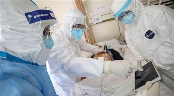 متخصصون صينيون يراقبون حالة مصاب بكورونا (أرشيف)