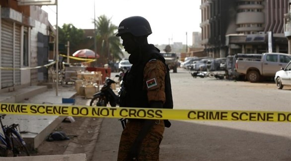 طوق أمني في بوركينا فاسو حول موقع جريمة سابقة (أرشيف)