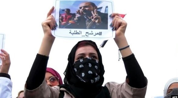 متظاهرة ترفع صورة مرشح الحراك علاء الركابي (الحرة)