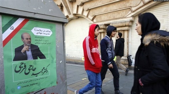 إيرانية أمام ملصق إشهاري لمرشح للبرلمان (أرشيف)