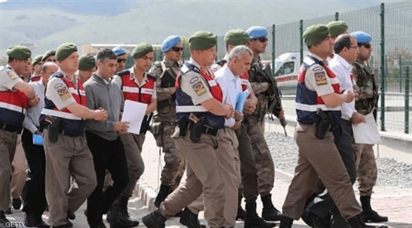 الشرطة العسكرية التركية ترافق متهمين بالتورط في انقلاب 2016 (أرشيف)