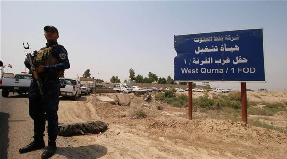 عسكري عراقي أمام حقل عرب القرنة النفطي (أرشيف)