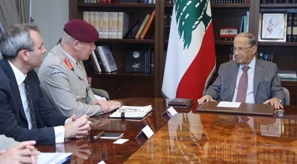 الرئيس اللبناني ميشال عون ومستشار وزارة الدفاع البريطاني جون لوريمر (تويتر)