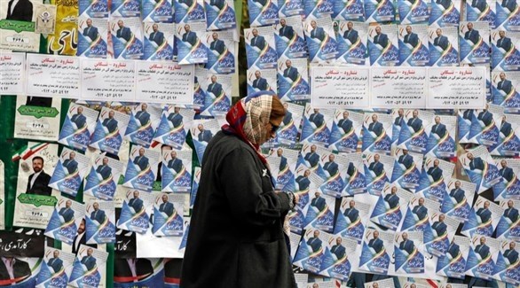 إيرانية أمام ملصقات دعائية لمترشحين للانتخابات (أرشيف)