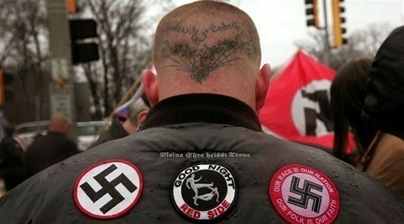 عنصر من النازيين الجدد يرتدي قميصاً بشعارات نازية (أرشيف)