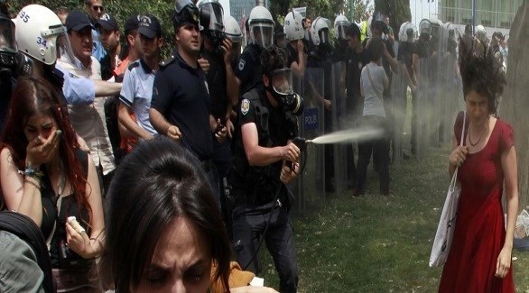 سيدة الفستان الأحمر في اسطنبول ضحية الغاز المسيل للدموع في احتجاجات غيزي (أرشيف)