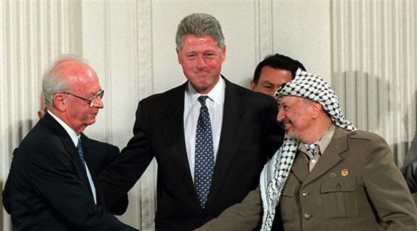 الرئيس الأمريكي الأسبق بيل كلينتون متوسطاً الزعيم الفلسطيني الراحل ياسر عرفات ورئيس الوزراء الإسرائيلي اسحق رابين.(أرشيف)