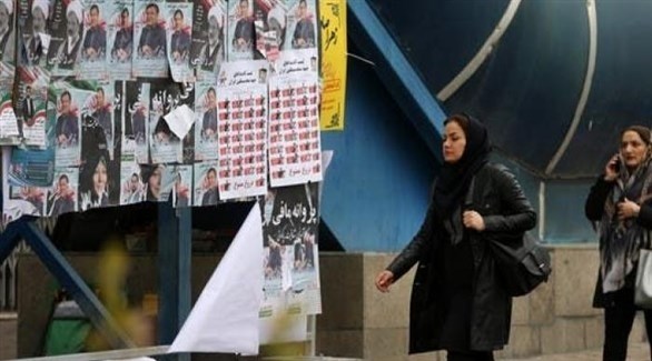 إيرانية أمام معلقات دعائية لمرشحين للانتخابات في طهران (أرشيف)