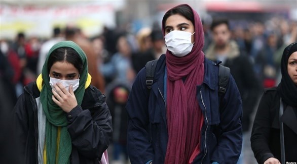 إيرانيتان في طهران بعد ظهور كورونا (رويترز)