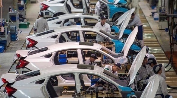 صينيون في خط إنتاج لصناعة السيارات (أرشيف)