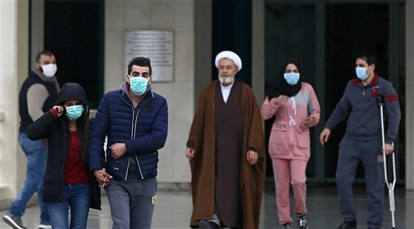 أشخاص يرتدون الكمامات خارج مستشفى الحريري الحكومي في بيروت (اي بي ايه)