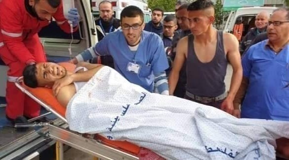 مسعفون ينقلون فلسطينياً أصيب برصاص الاحتلال في غزة (تويتر)