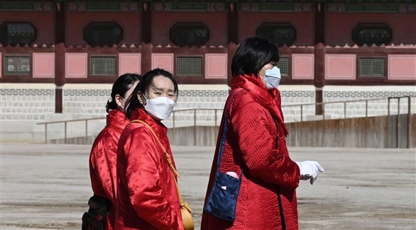 نساء يرتدين الكمامات في الصين (أ ف ب)