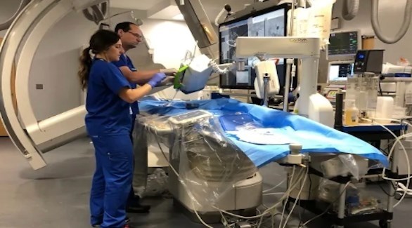 أطباء كنديون يجرون أول جراحة في الدماغ باستخدام ذراع روبوتية (يو بي آي)