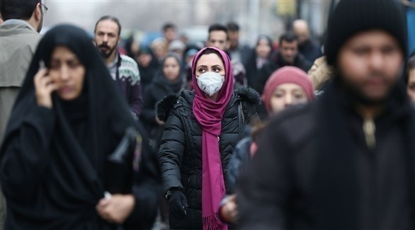 إيرانية ترتدي قناع الوجه خوفاً من الإصابة بفيروس كورنا (أرشيف)