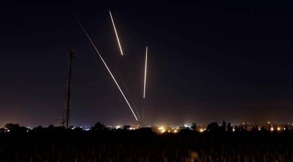 ضوء ناتج عن عملية إطلاق صواريخ من غزة نحو إسرائيل (أرشيف)
