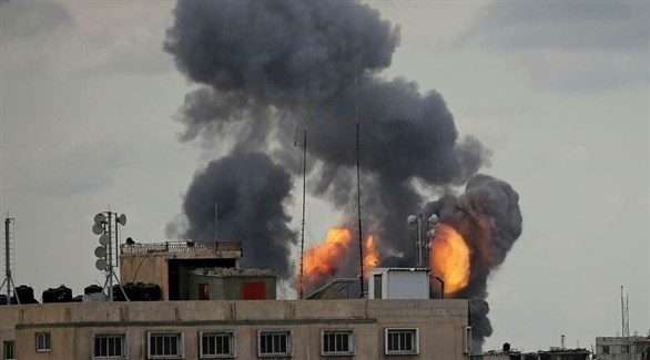 نيران مندلعة في موقع تعرض للقصف بغزة (أرشيف)
