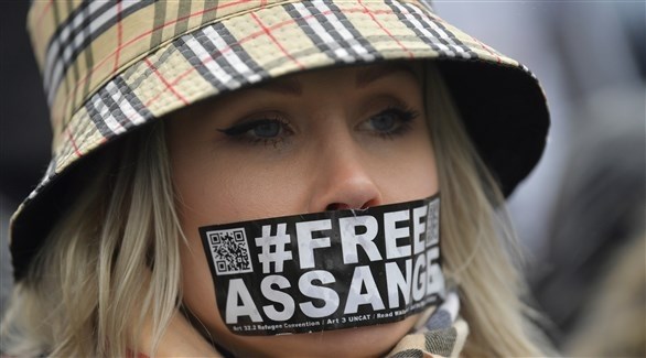 متظاهرة تطالب باطلاق سراح أسانج، في لندن (اي بي ايه)