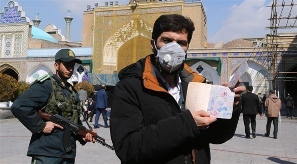 إيراني يعرض جواز سفر تحت أنظار مجند (أرشيف)