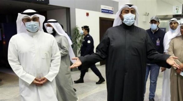 وزير الصحة الكويتي الشيخ باسل الصباح يمين في مطار الشيخ سعد بمدينة الكويت (أ ف ب)