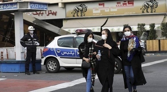 إيرانيات في طهران تحت أنظار عنصر من الشرطة (أرشيف)