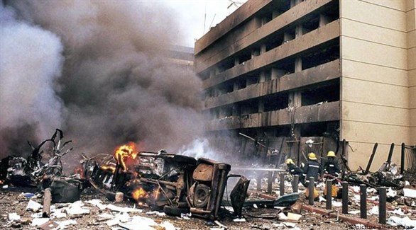 رجال إطفاء في السفارة الأمريكية بنيروبي في كينيا بعد تفجيرها (أرشيف)