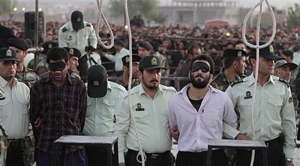 عناصر من الحرس يستعدون لإإعدام معارضين في إيران (أرشيف)