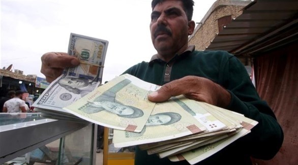 إيراني يعرض ريالات إيرانية ودولارات أمريكية (أرشيف)