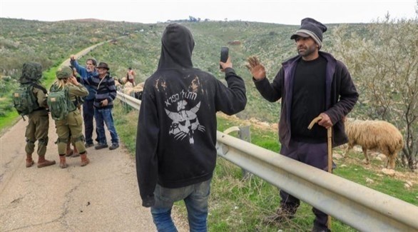 جنود إسرائيليون يمنعون رعاة أغنام فلسطينيين من الرعي في غور الأردن (أرشيف)