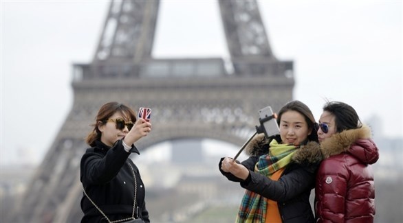 سائحات صينيات في باريس أمام برج إيفل (أرشيف)