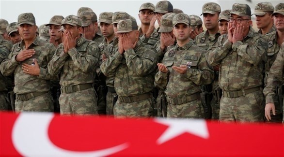 جنود أتراك في جنازة قتلى من القوات التركية في سوريا (رويترز)