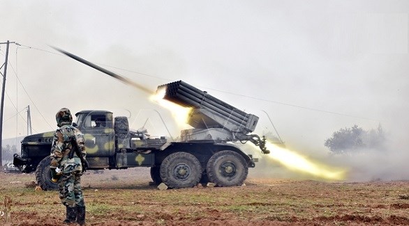 جندي سوري أمام راجمة صواريخ تُطلق قذيفة في إدلب (سانا)