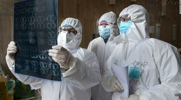 أطباء ينظرون لصورة أشعة لمصاب بفيروس كورونا (أرشيف)