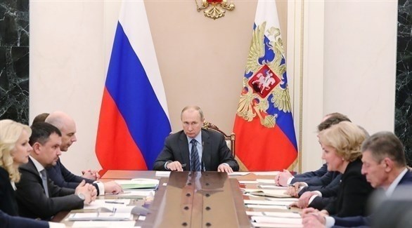الرئيس الروسي فلاديمير بوتين مجتمعاً مع بعض مستشاريه (أرشيف)