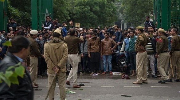 متظاهرون ضد قانون الجنسية في الهند في مواجهة الشرطة (أرشيف)