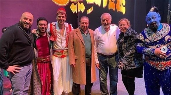 منة شلبي مع أبطال مسرحية "علاء الدين" (المصدر)